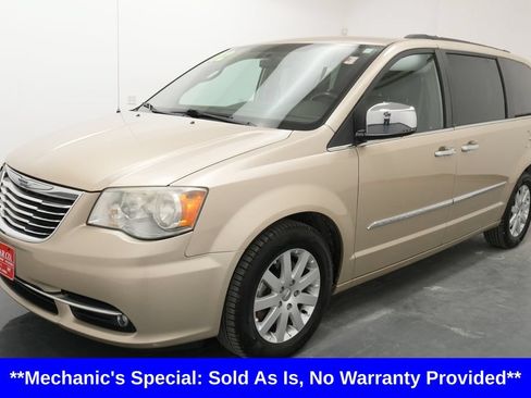 Used 2012 Chrysler Town & Country Touring-L w/ Driver Convenience Group FWD image 3
