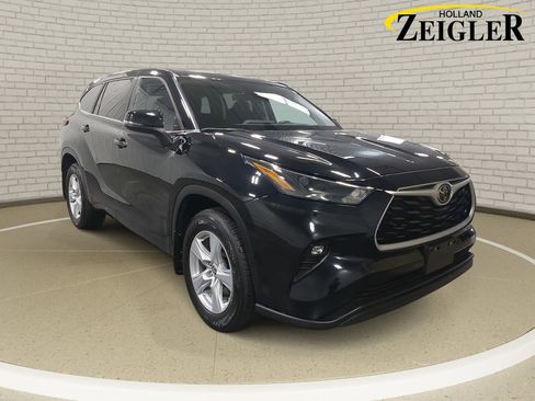 Used 2023 Toyota Highlander LE image 3