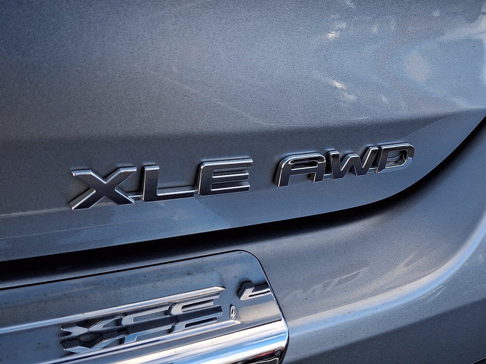 Used 2023 Toyota Highlander XLE AWD/4WD image 32