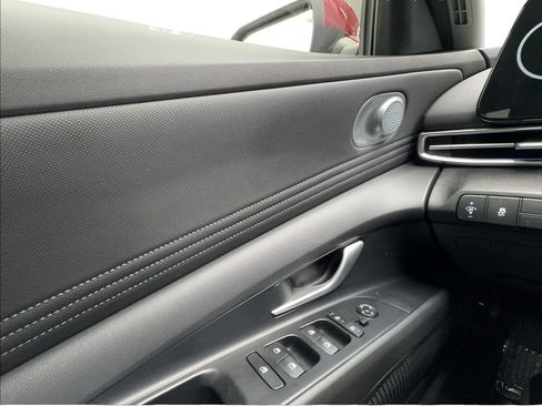 Used 2025 Hyundai Elantra SEL FWD image 47