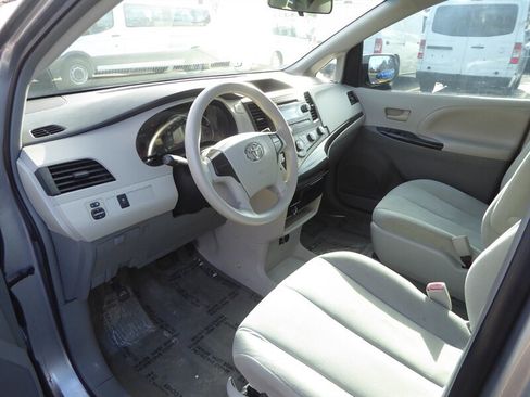 Used 2013 Toyota Sienna L image 16