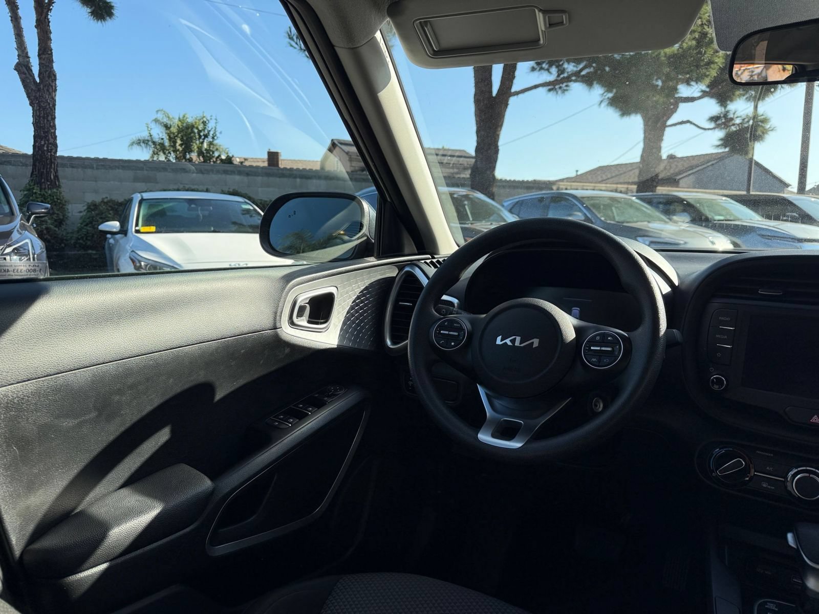 Used 2025 Kia Soul LX w/ LX Technology Package FWD image 30