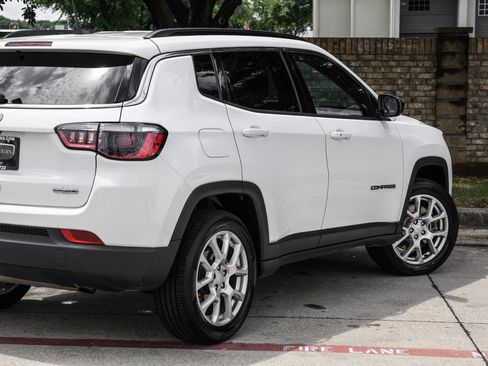 Used 2023 Jeep Compass Latitude AWD/4WD image 17
