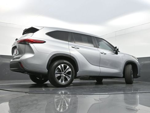 Used 2023 Toyota Highlander XLE image 31
