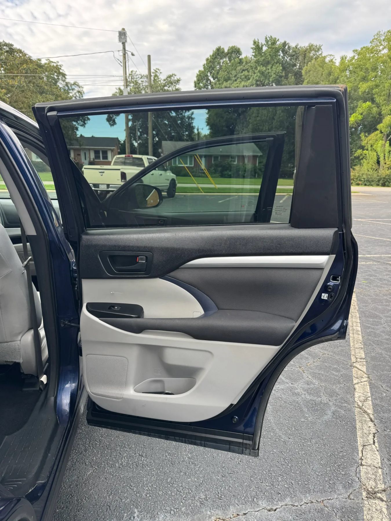 Used 2015 Toyota Highlander LE FWD image 19