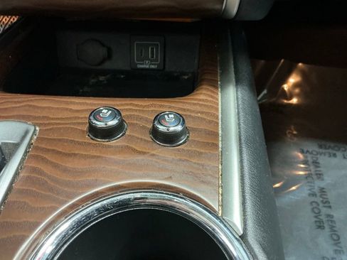 Used 2020 Nissan Pathfinder Platinum FWD image 11