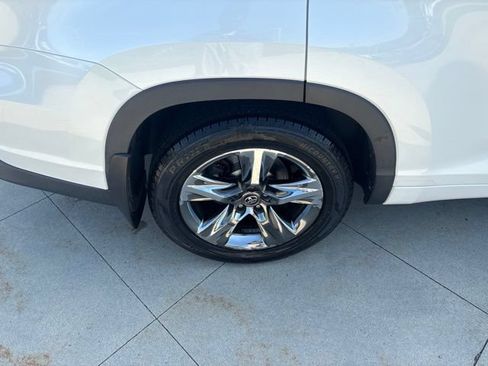 Used 2019 Toyota Highlander Limited Platinum AWD/4WD image 9