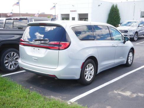 Used 2023 Chrysler Pacifica Touring-L FWD image 4