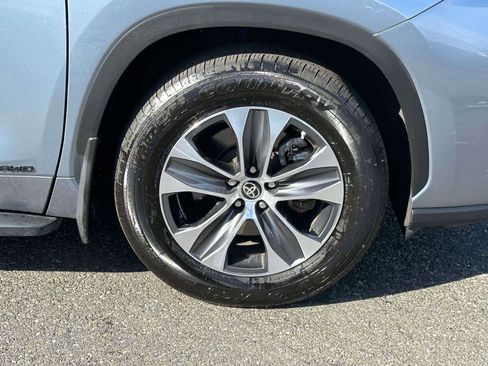Used 2024 Toyota Highlander XLE image 6