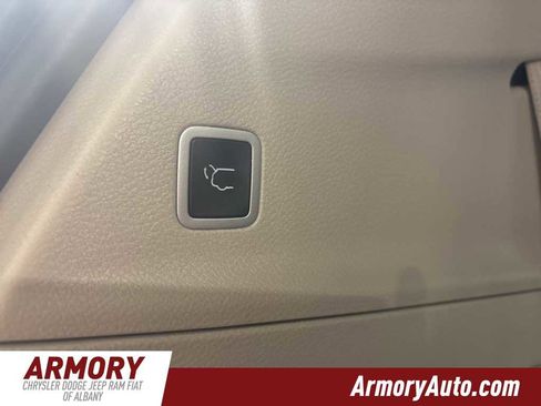 Used 2024 Chrysler Pacifica Touring-L image 29