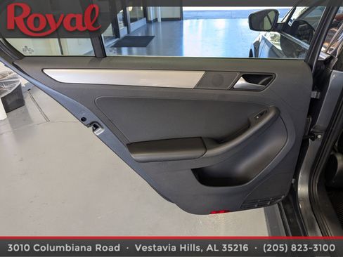 Used 2017 Volkswagen Jetta SE image 12