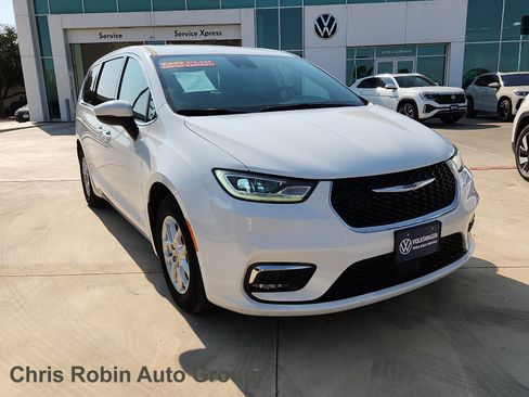 Used 2023 Chrysler Pacifica Touring-L FWD image 1