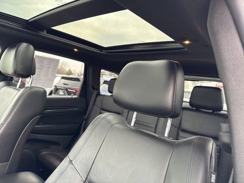 Used 2018 Jeep Grand Cherokee Limited image 11