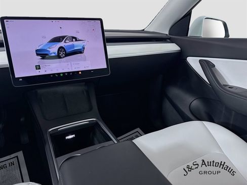 Used 2022 Tesla Model Y Long Range image 29
