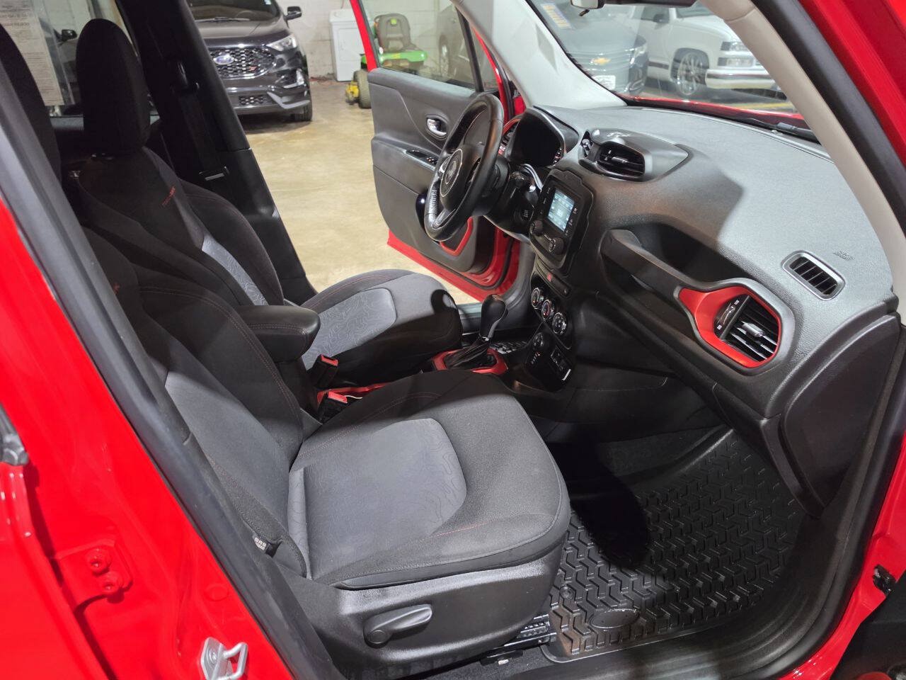 Used 2016 Jeep Renegade Trailhawk w/ Cold Weather Group AWD/4WD image 31