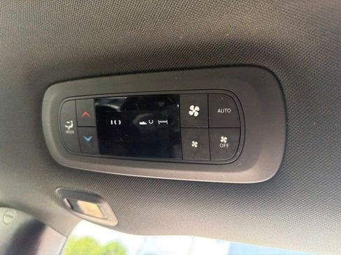 Used 2018 Chrysler Pacifica Limited w/ S Appearance Package FWD image 30
