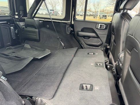 Used 2020 Jeep Wrangler Unlimited Sahara image 32
