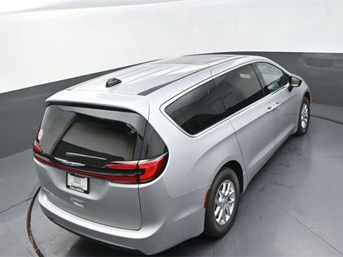 New 2026 Chrysler Pacifica Select image 15