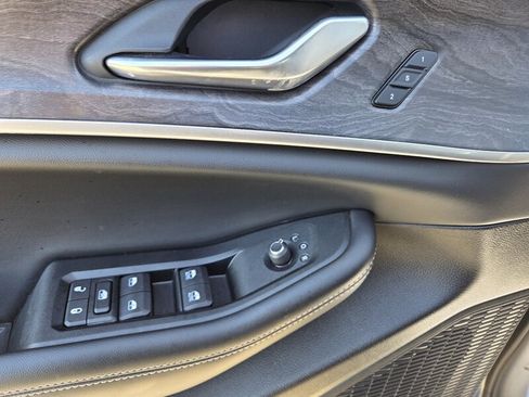 Used 2024 Jeep Grand Cherokee L Limited w/ Luxury Tech Group II AWD/4WD image 14
