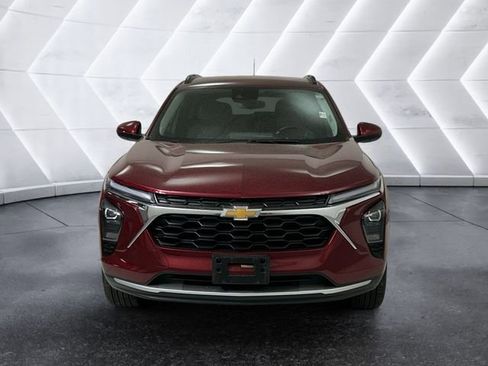 Used 2025 Chevrolet Trax LT w/ LT Convenience Package image 2