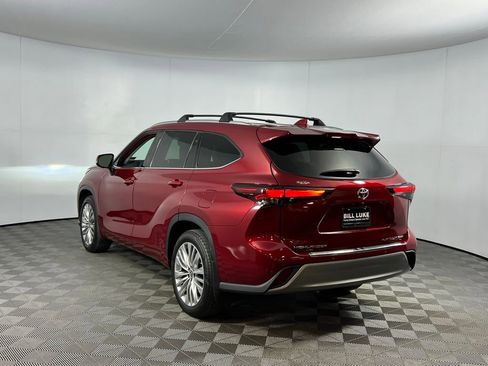 Used 2024 Toyota Highlander Platinum image 10