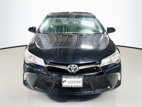 Used 2017 Toyota Camry SE image 2