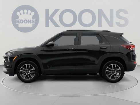 Used 2025 Chevrolet TrailBlazer LT w/ LT Cold Weather Package FWD image 2