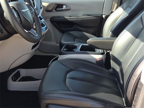 Used 2023 Chrysler Pacifica Touring-L image 18