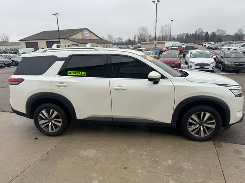 Used 2023 Nissan Pathfinder SL image 4