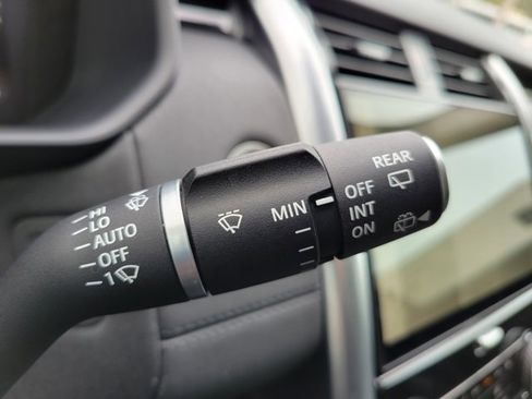 Used 2024 Land Rover Discovery S image 33