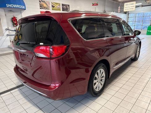 Used 2018 Chrysler Pacifica Touring-L Plus w/ Advanced Safetytec Group image 3