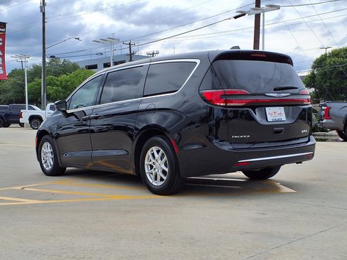 Used 2025 Chrysler Pacifica Select FWD image 7
