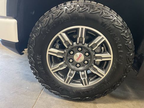 Used 2024 GMC Sierra 1500 AT4 w/ Technology Package AWD/4WD image 9