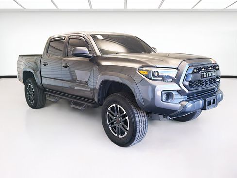 Used 2017 Toyota Tacoma SR5 w/ Tow Package image 3