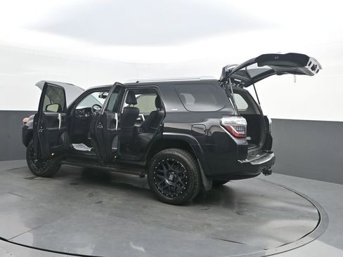 Used 2017 Toyota 4Runner SR5 AWD/4WD image 43