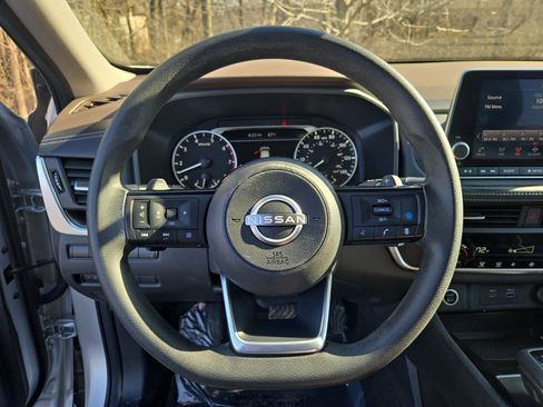 Used 2023 Nissan Rogue SV image 16