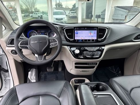 Used 2023 Chrysler Pacifica Touring-L image 12