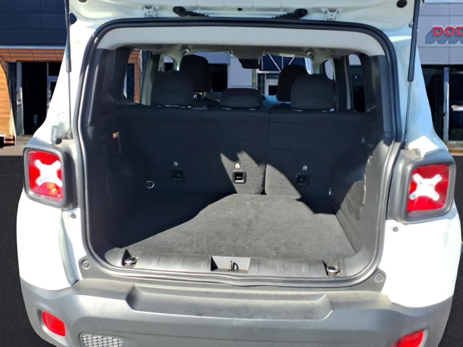 Used 2023 Jeep Renegade Latitude AWD/4WD image 10