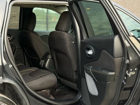 Used 2016 Jeep Cherokee Latitude w/ Cold Weather Group image 8