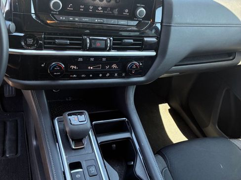 Used 2025 Nissan Pathfinder SV image 12