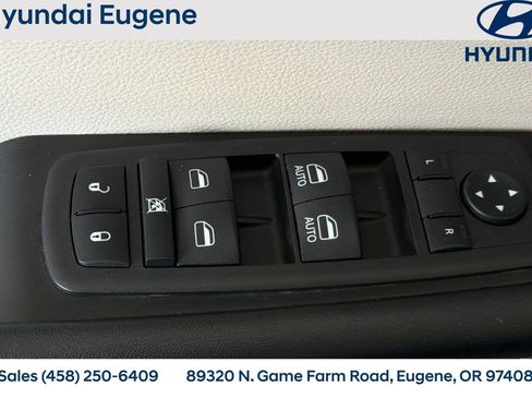 Used 2023 Chrysler Pacifica Touring-L FWD image 15