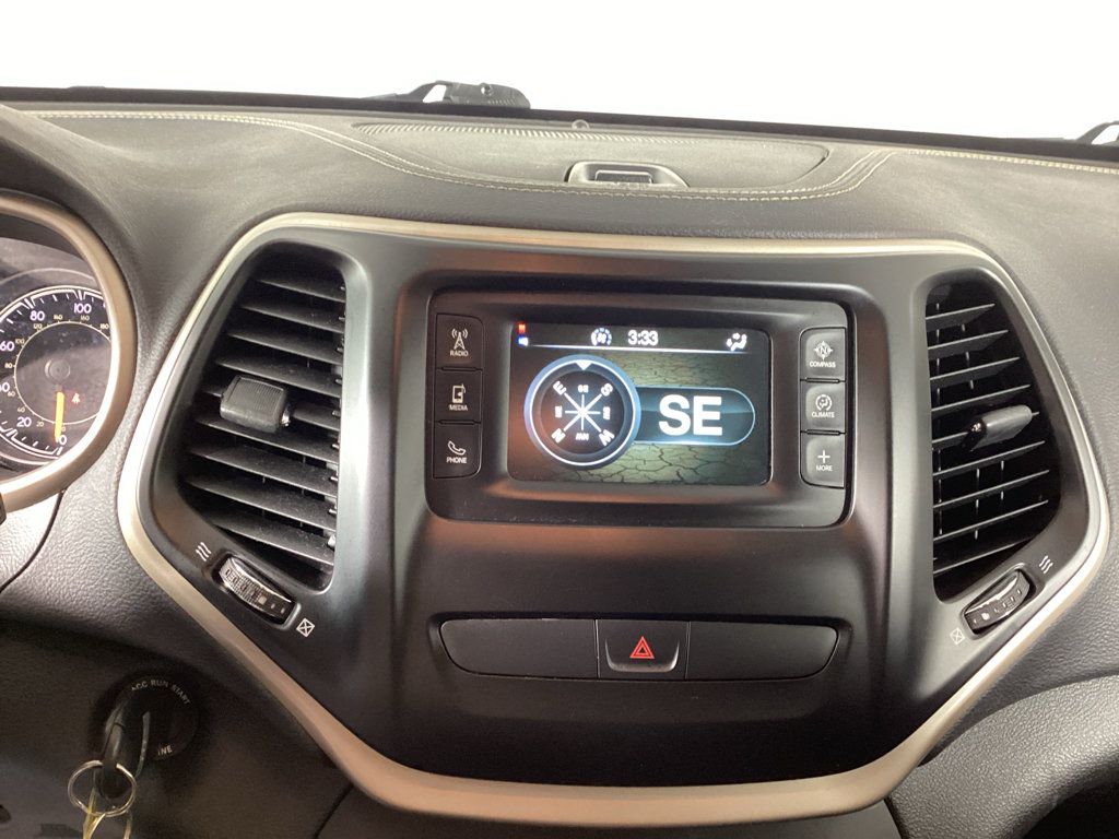 Used 2017 Jeep Cherokee Latitude AWD/4WD image 27