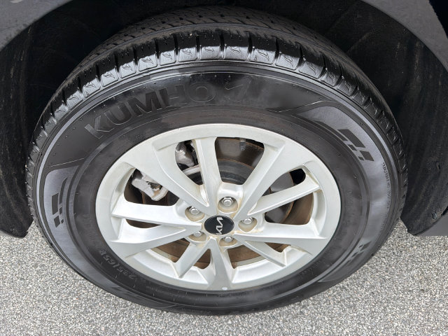 Used 2024 Kia Carnival LX FWD image 16