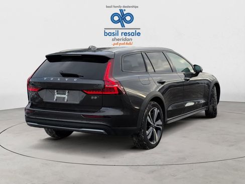 Used 2025 Volvo V60 B5 Cross Country Plus image 6