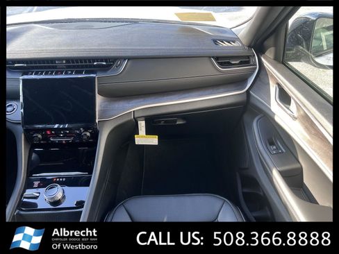 New 2025 Jeep Grand Cherokee Limited w/ Luxury Tech Group II AWD/4WD image 17