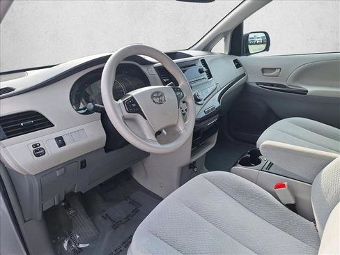 Used 2014 Toyota Sienna LE image 9