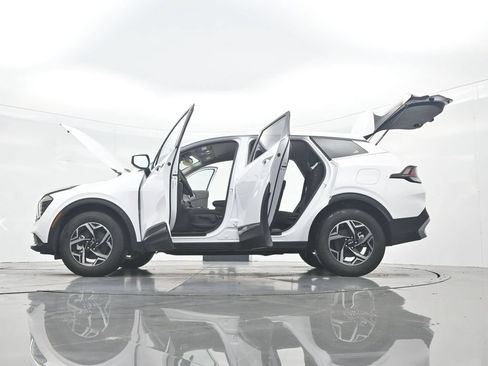 Used 2025 Kia Sportage LX AWD/4WD image 43