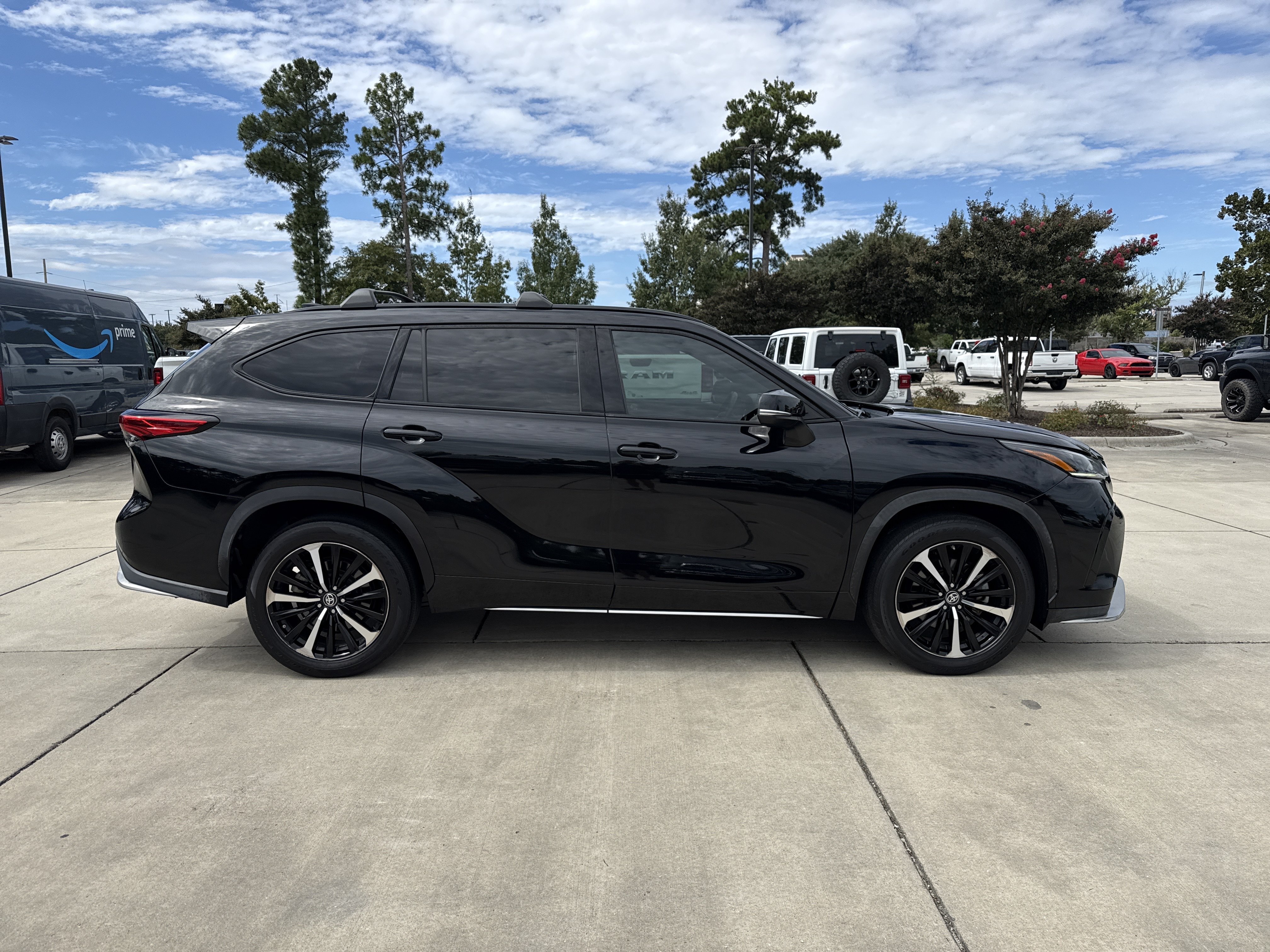 Used 2021 Toyota Highlander XSE AWD/4WD image 10