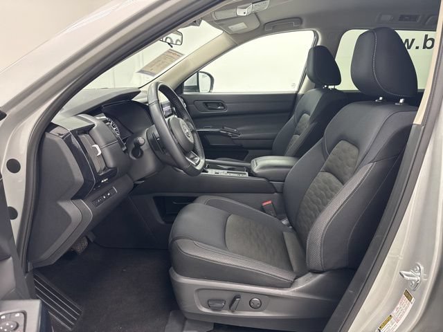 Used 2025 Nissan Pathfinder SV FWD image 21