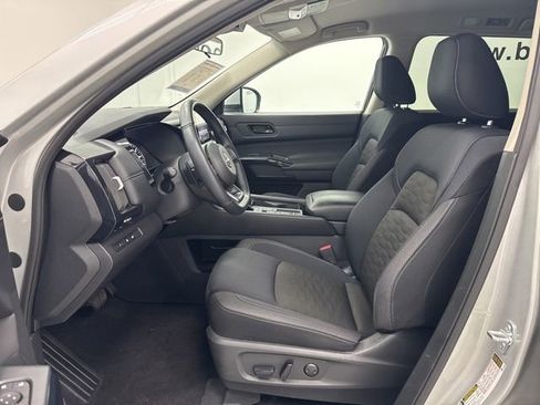 Used 2025 Nissan Pathfinder SV FWD image 21